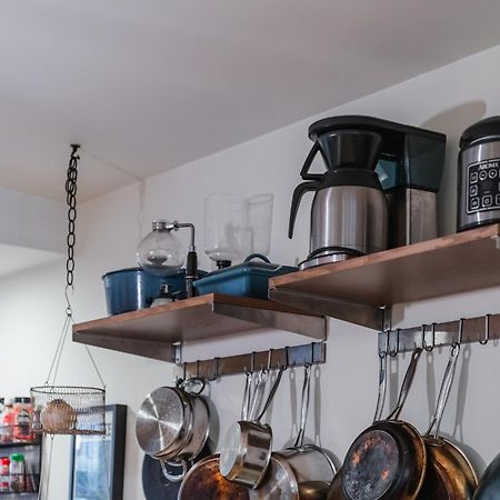 Bedroom In Thoughtfully Decorated East Passyunk Home フィラデルフィア エクステリア 写真