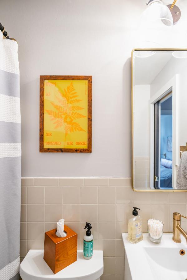 Bedroom In Thoughtfully Decorated East Passyunk Home フィラデルフィア エクステリア 写真