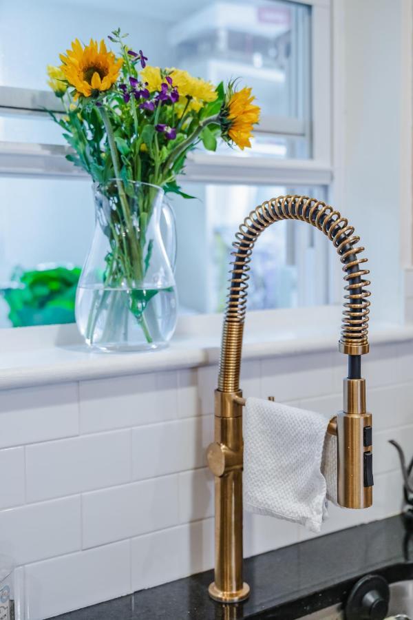 Bedroom In Thoughtfully Decorated East Passyunk Home フィラデルフィア エクステリア 写真